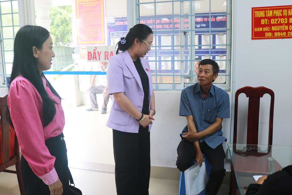 Phó Chủ tịch UBND tỉnh- Nguyễn Thị Quyên Thanh đến thăm, kiểm tra thực tế tại Trung tâm phục vụ hành chính công phường Bình Minh.