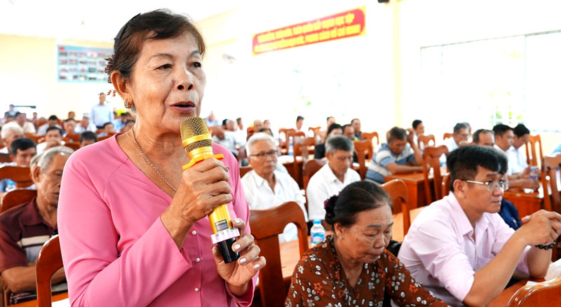 Cử tri xã Trà Côn gửi gắm kiến nghị đến các vị đại biểu Quốc hội.