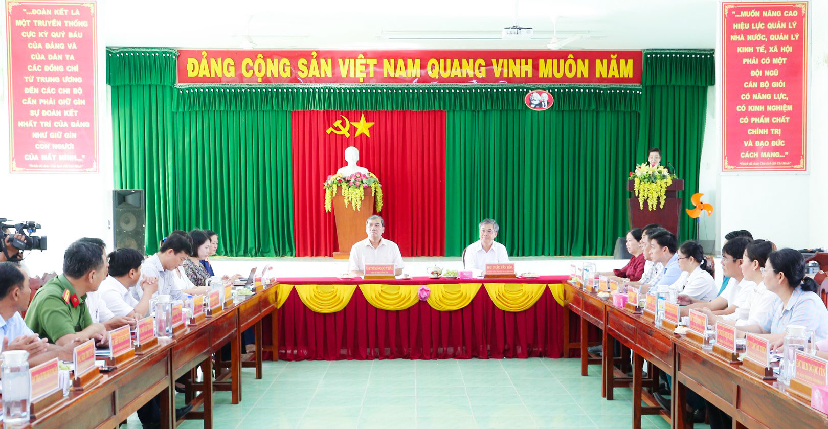  Đoàn công tác làm việc tại xã Long Hiệp.