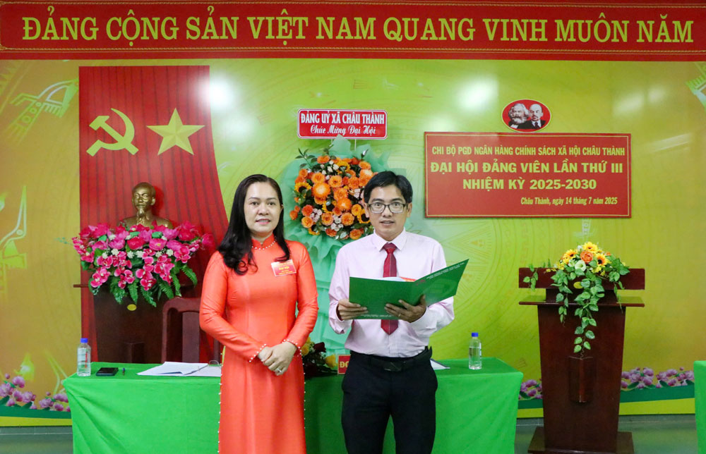 Bí thư, Phó Bí thư Chi bộ khóa mới ra mắt Đại hội.