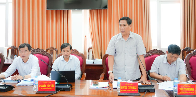 Thành viên Tổ công tác số 3 đóng góp dự thảo văn kiện. 