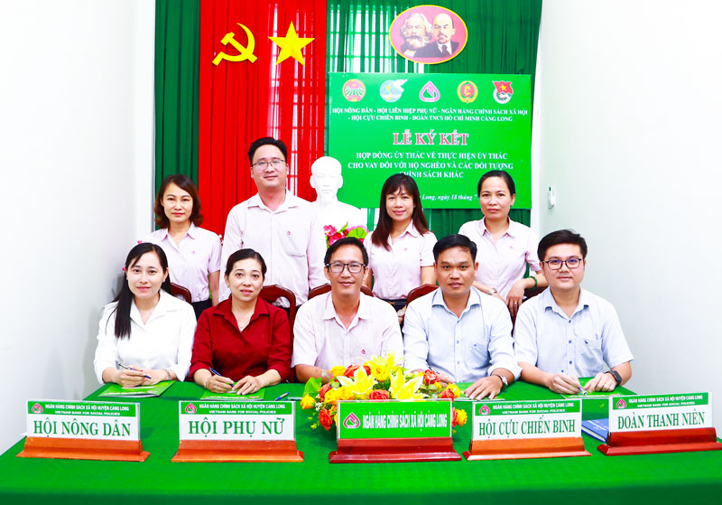 Đại biểu chụp ảnh lưu niệm tại lễ ký kết.