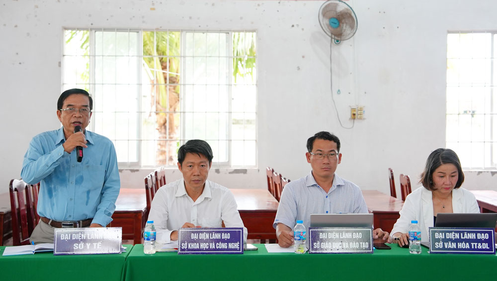 Lãnh đạo các sở, ngành thông tin, giải đáp làm rõ những vấn đề địa phương quan tâm, kiến nghị.