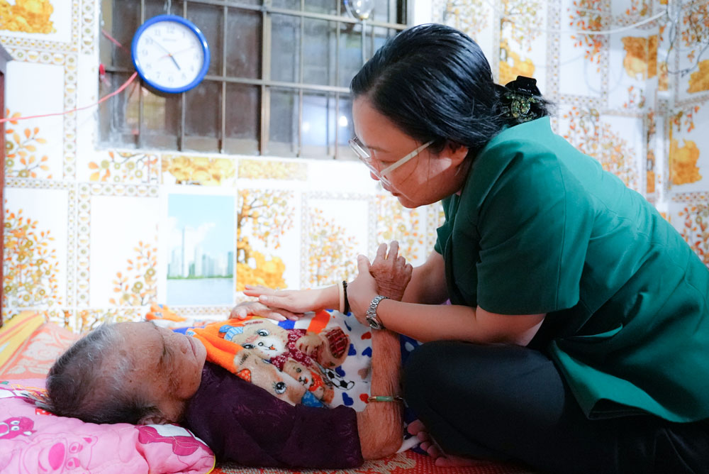 Phó Chủ tịch UBND tỉnh- Nguyễn Thị Quyên Thanh thăm hỏi Mẹ Việt Nam anh hùng Nguyễn Thị Thuận.