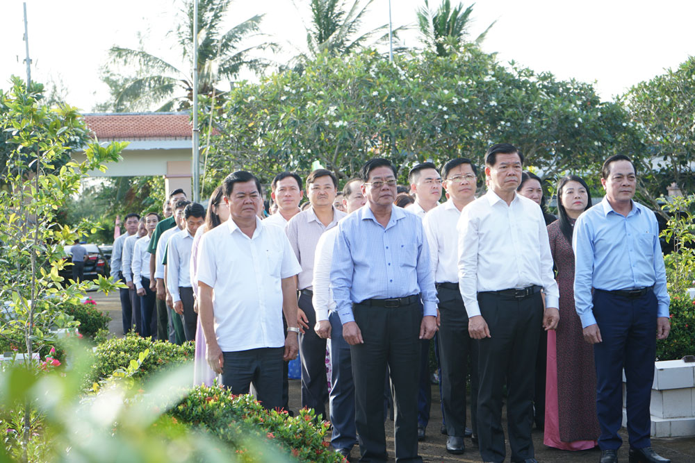 Đoàn đại biểu viếng và dâng hương tại Đài liệt sĩ, Nghĩa trang liệt sĩ Miếu Điền.
