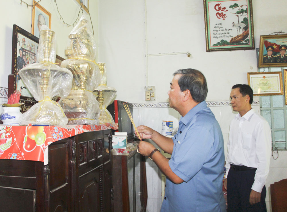 Đoàn thăm và tặng quà cho bà Nguyễn Thị Đầm- người hoạt động kháng chiến bị nhiễm chất độc hóa học và thờ cúng liệt sĩ Nguyễn Văn Tám.
