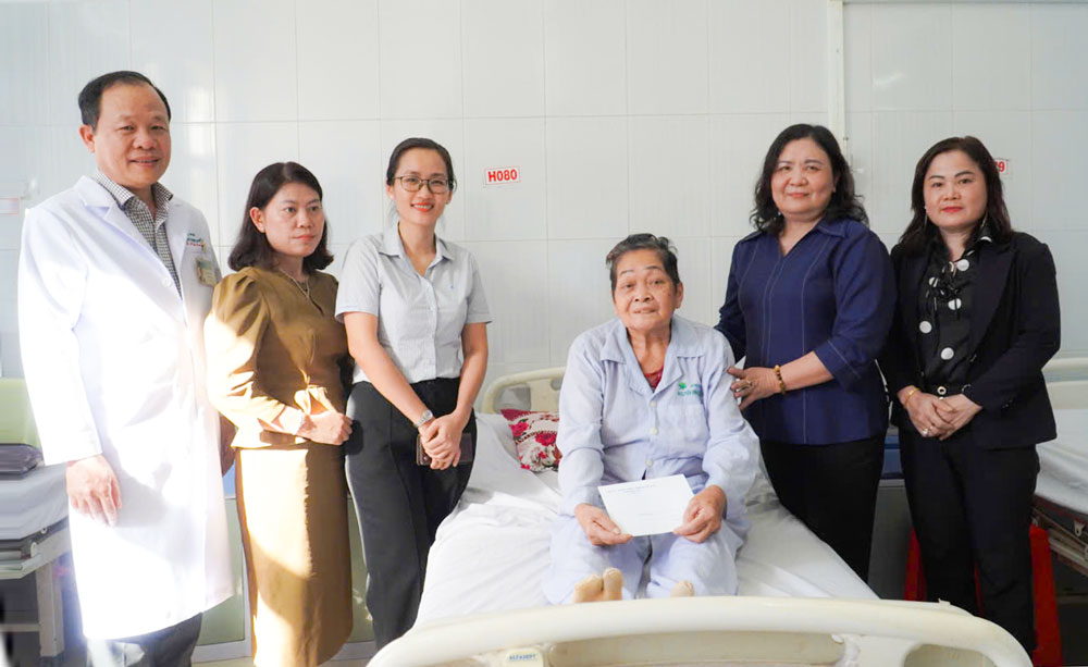 Đoàn công tác thăm, tặng quà bệnh nhân thuộc gia đình chính sách đang điều trị nội trú tại Bệnh viện Nguyễn Đình Chiểu.