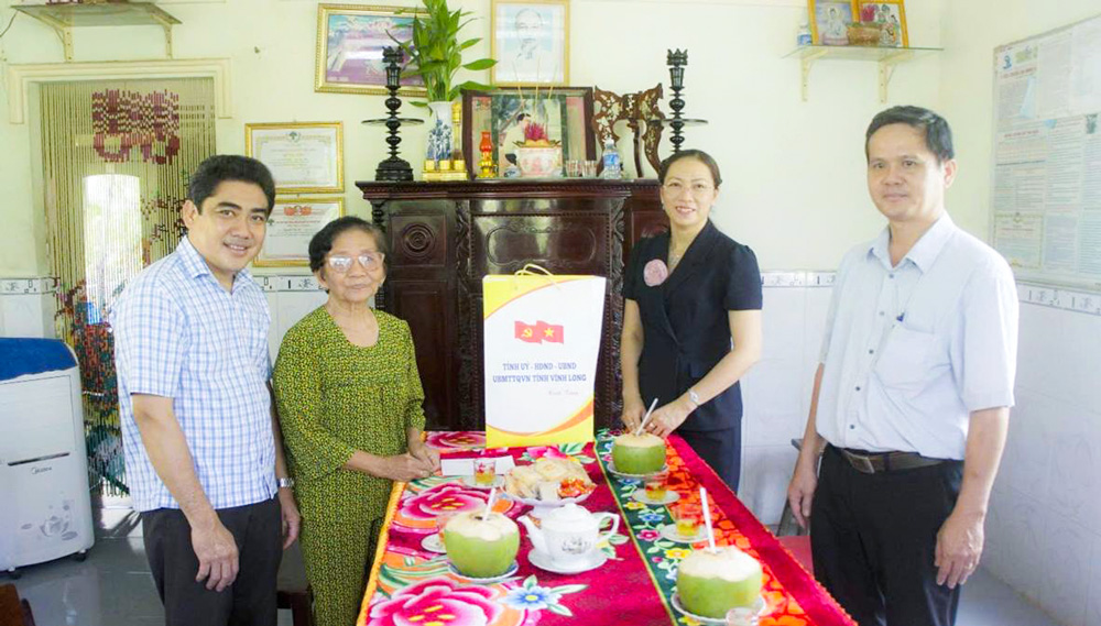  Bà Nguyễn Thị Yến Nhi, Phó Trưởng đoàn ĐBQH chuyên trách tỉnh trao quà cho bà Nguyễn Thị Rí, vợ liệt sĩ ở Ấp 4, xã Giồng Trôm.