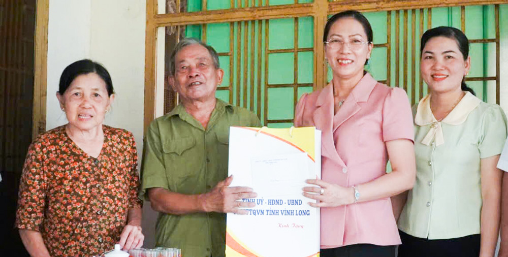 Đoàn công tác thăm, tặng quà ông Cao Văn Ấn (ấp Phú Thuận, xã Lương Phú). Ảnh Phan Hân