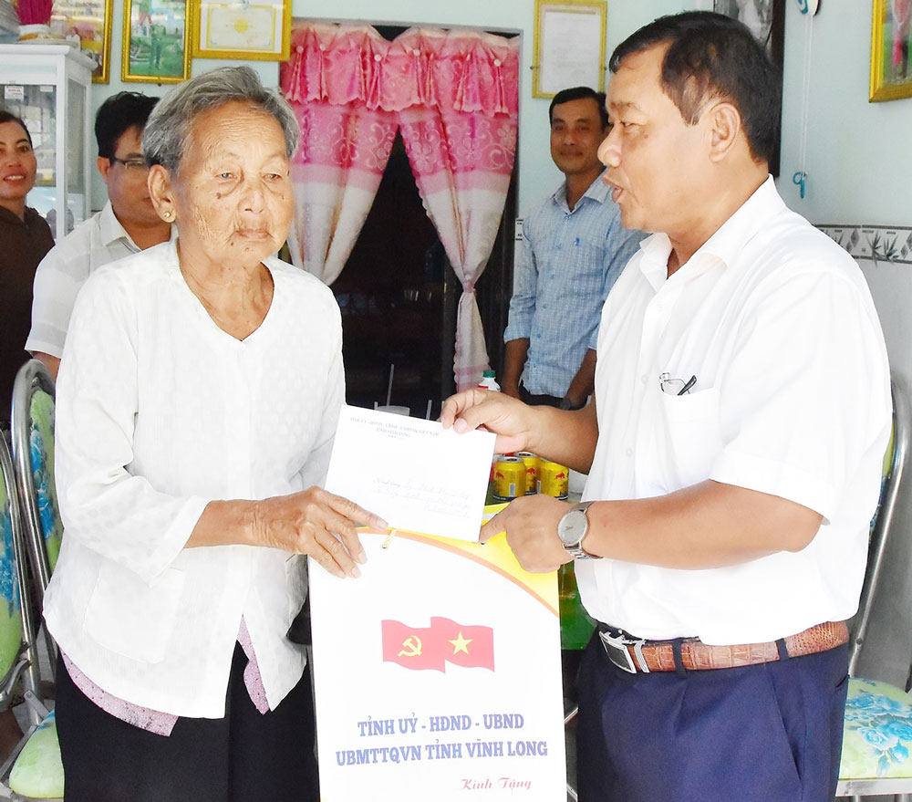 Đồng chí Kim Rương- Ủy viên Ban Thường vụ Tỉnh ủy tặng quà cho gia đình bà Thạch Thị Vuông (ấp Giồng Chanh- xã Nhị Trường). Ảnh Mỹ Nhân