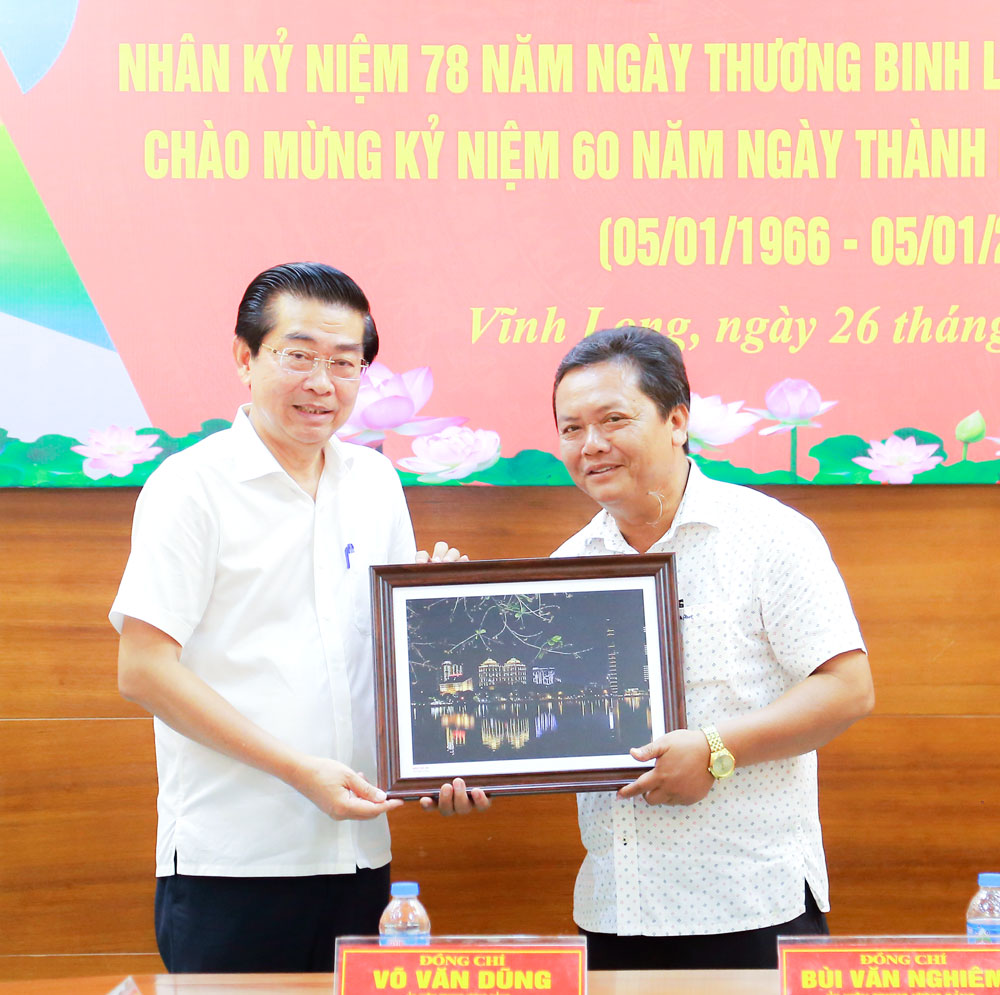 Đồng chí Võ Văn Dũng tặng quà của Ban Nội chính Trung ương cho Ban Nội chính Tỉnh ủy Vĩnh Long.
