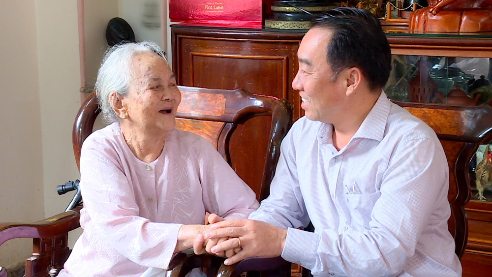 Phó Bí thư Tỉnh ủy, Chủ tịch UBND tỉnh Vĩnh Long- Lữ Quang Ngời thăm, tặng quà tri ân các gia đình chính sách.
