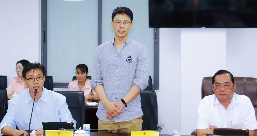 Ông Chen Wei Xu- Tổng Giám đốc Công ty Luckhaha Holdings trình bày nhu cầu hợp tác tại buổi làm việc.