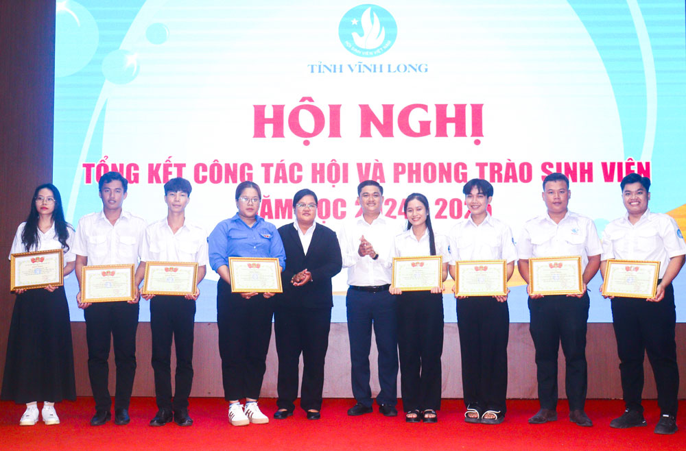  Hội Sinh viên tỉnh tặng bằng khen cho các cá nhân có thành tích xuất sắc trong công tác hội và phong trào sinh viên năm học 2024-2025.

 