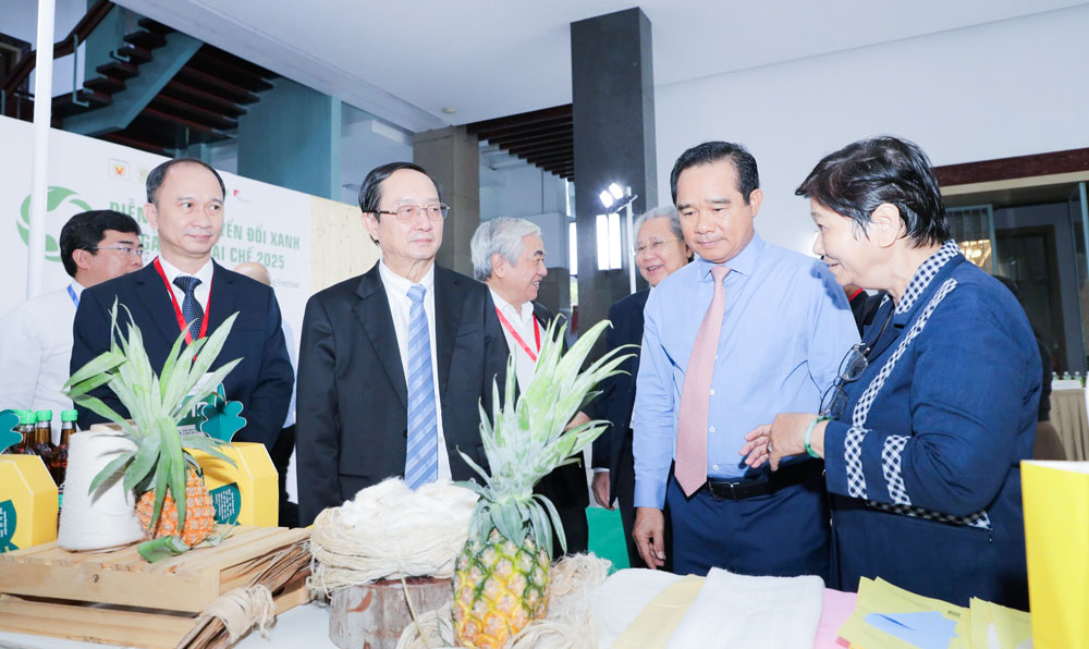 Chủ tịch UBND TP Hồ Chí Minh- Nguyễn Văn Được và các đại biểu tham quan các gian hàng sản phẩm xanh của cộng đồng doanh nghiệp.