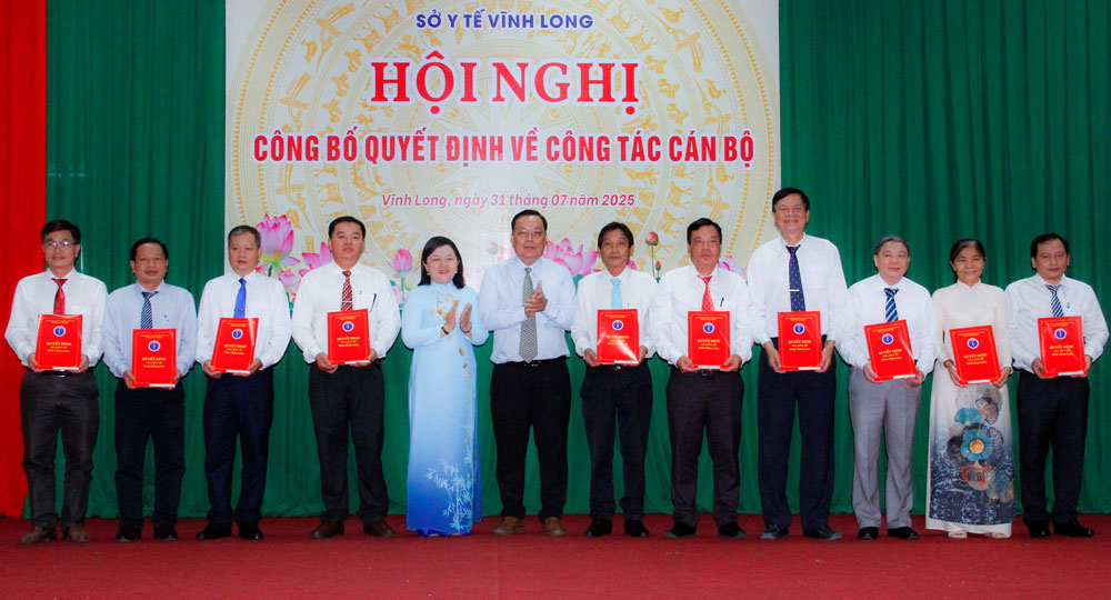 Trao quyết định bổ nhiệm cán bộ đối với các bệnh viện trong tỉnh.