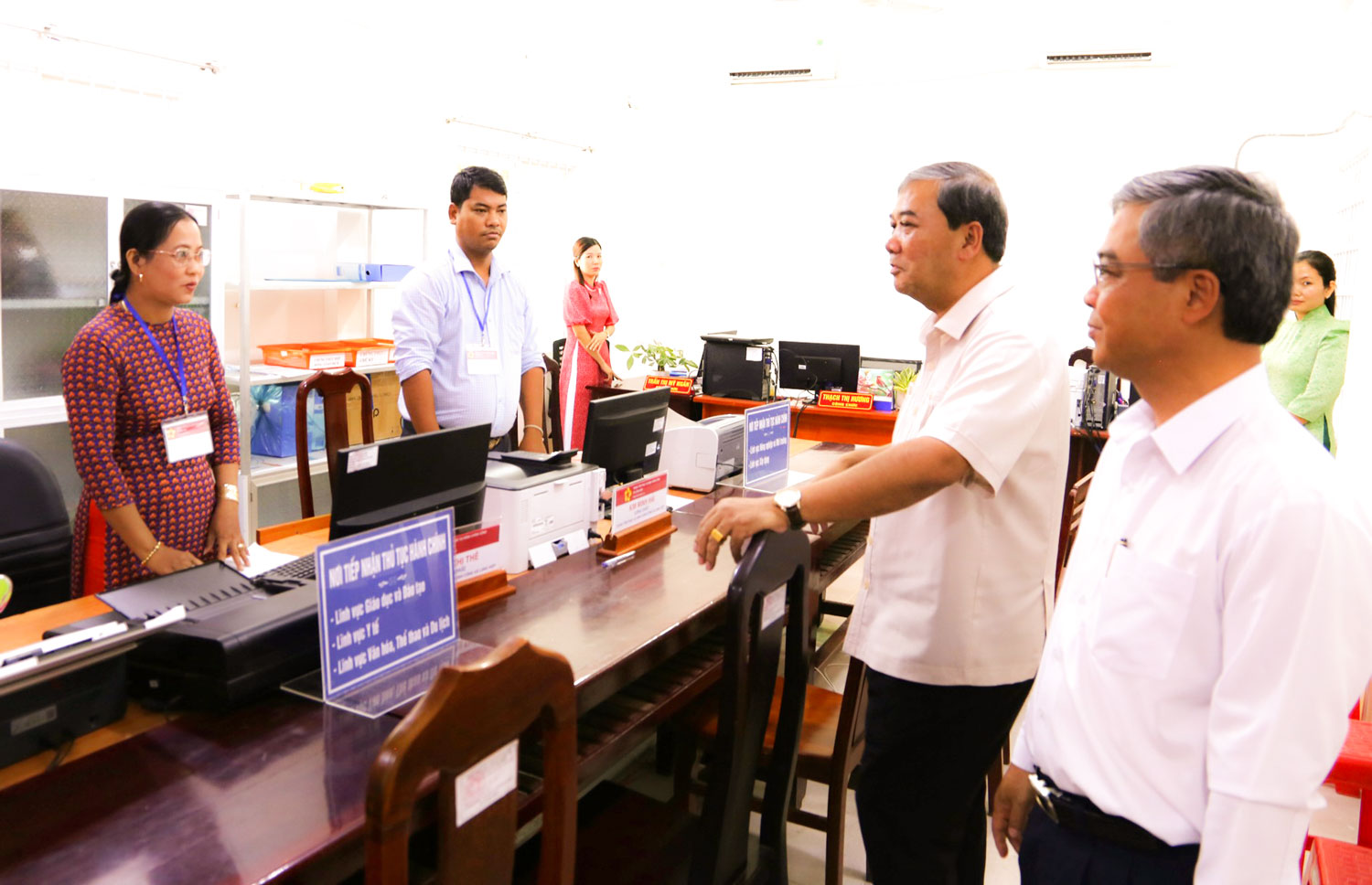 Phó Bí thư Tỉnh ủy- Kim Ngọc Thái kiểm tra hoạt động tại Trung tâm Phục vụ hành chính công xã Long Hiệp.