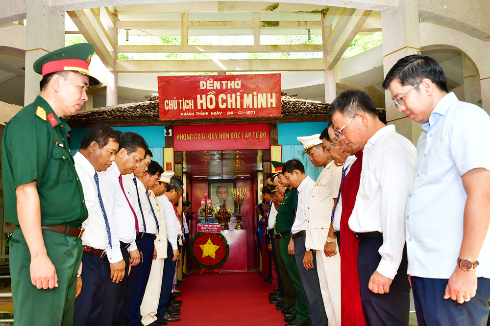 Lãnh đạo tỉnh dành phút mặc niệm để tưởng nhớ Chủ tịch Hồ Chí Minh.