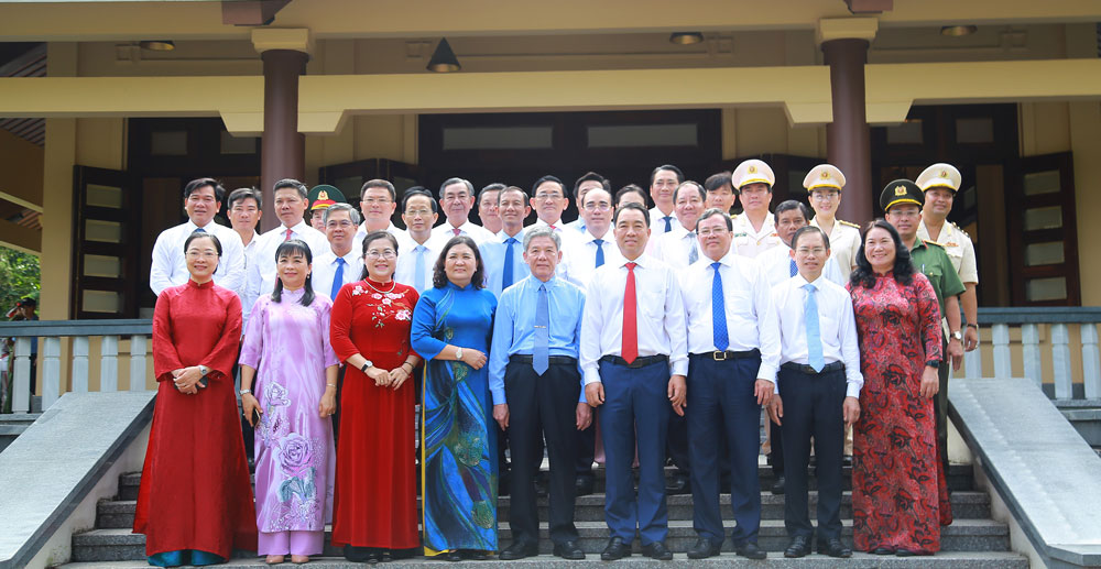 Các đồng chí lãnh đạo tỉnh và đại biểu chụp ảnh lưu niệm tại Khu tưởng niệm Thủ tướng Chính phủ Võ Văn Kiệt.