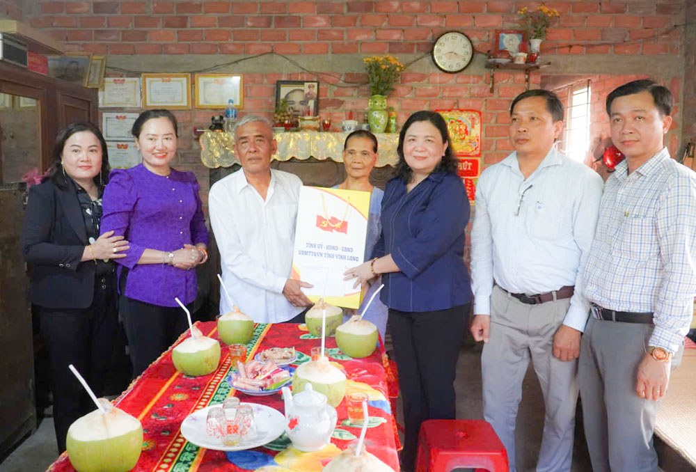 Đoàn công tác thăm, tặng quà ông Trần Văn Oanh (SN 1955, ấp Tân Thuận Trong, xã Phước Mỹ Trung), thương binh hạng 4/4.