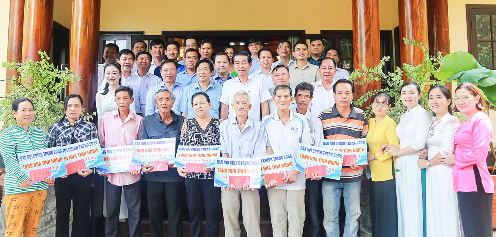 Lãnh đạo Ban Nội chính Trung ương và đại biểu chụp ảnh lưu niệm với các gia đình chính sách.