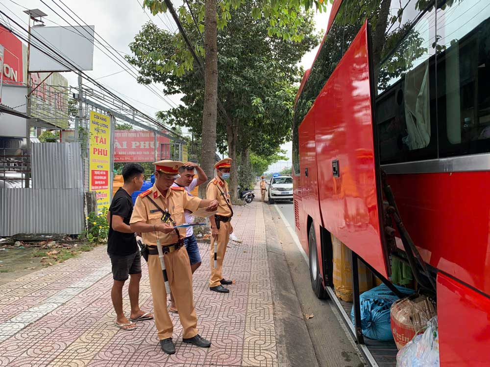 Lực lượng CSGT tăng cường kiểm tra, xử lý vi phạm, góp phần kéo giảm vi phạm và tai nạn giao thông.