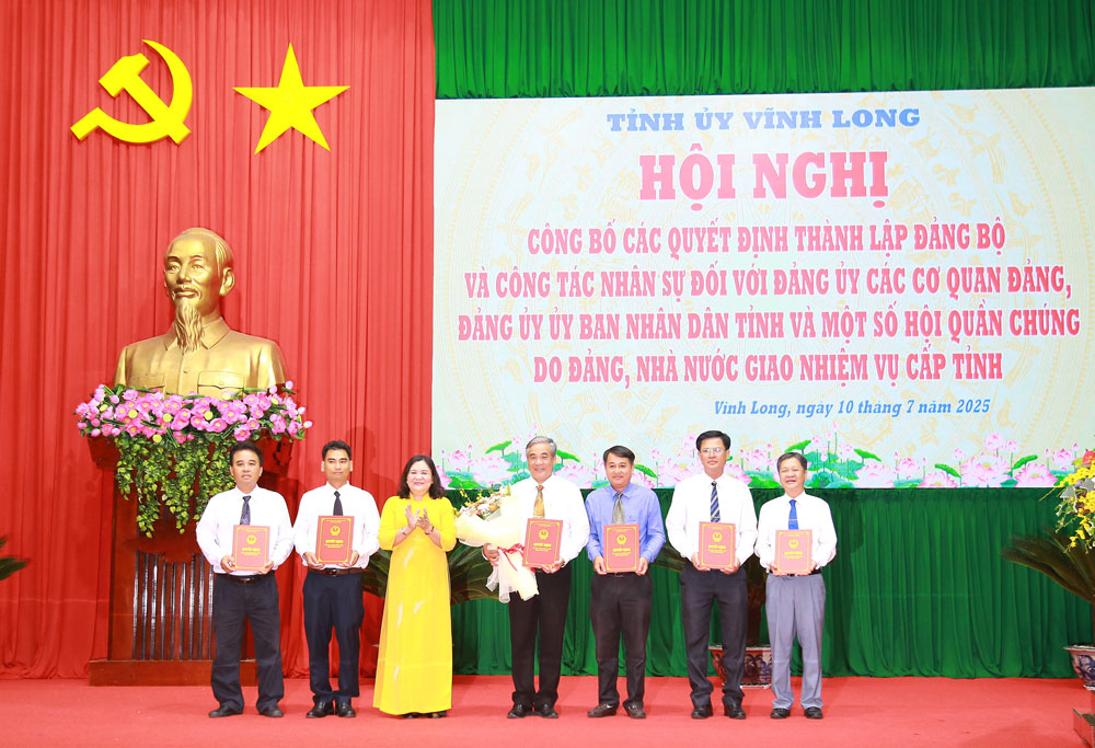 Phó Bí thư Thường trực Tỉnh ủy- Hồ Thị Hoàng Yến trao quyết định cho lãnh đạo Liên minh Hợp tác xã tỉnh.