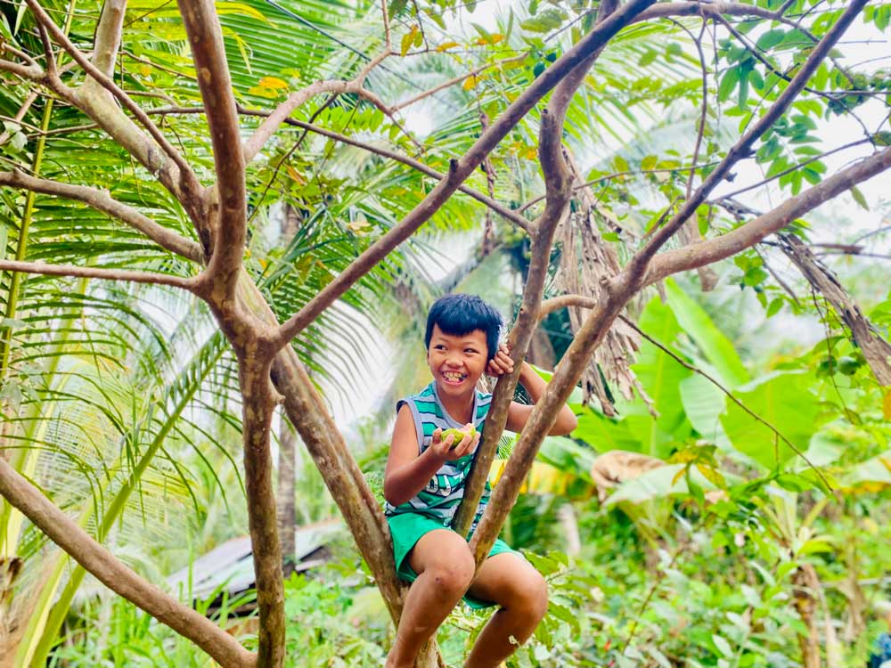 Niềm vui của trẻ thơ luôn giản đơn, hòa lẫn giữa những tiếng cười giòn tan.

