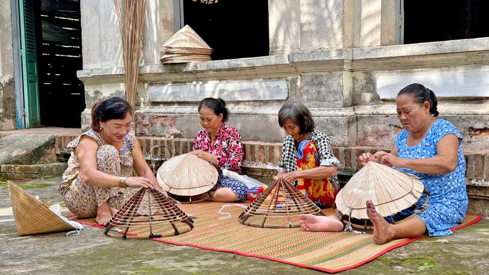 Với vài vành nón được vót sẵn và lòng yêu nghề, những người phụ nữ xóm chằm nón lá xã Long Hồ vẫn bền bỉ giữ lửa nghề không tắt.