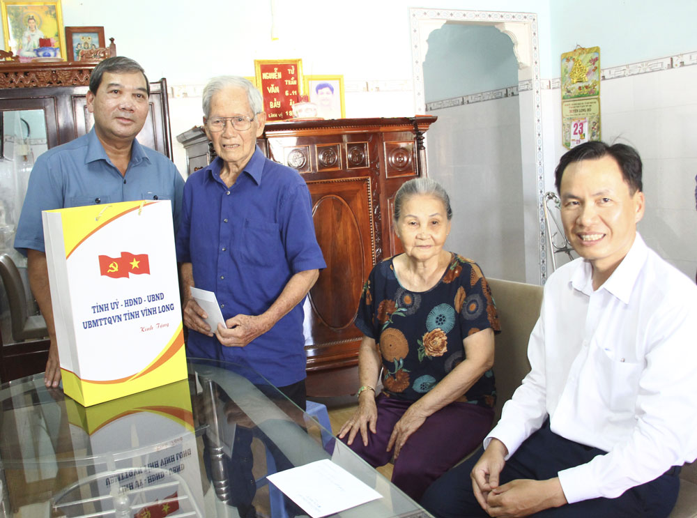 Đoàn thăm, tặng quà cho ông Thạch Bê- cha liệt sĩ Thạch Tấn Hải.