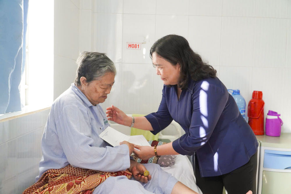 Đoàn công tác thăm, tặng quà bệnh nhân thuộc gia đình chính sách đang điều trị nội trú tại Bệnh viện Nguyễn Đình Chiểu.


