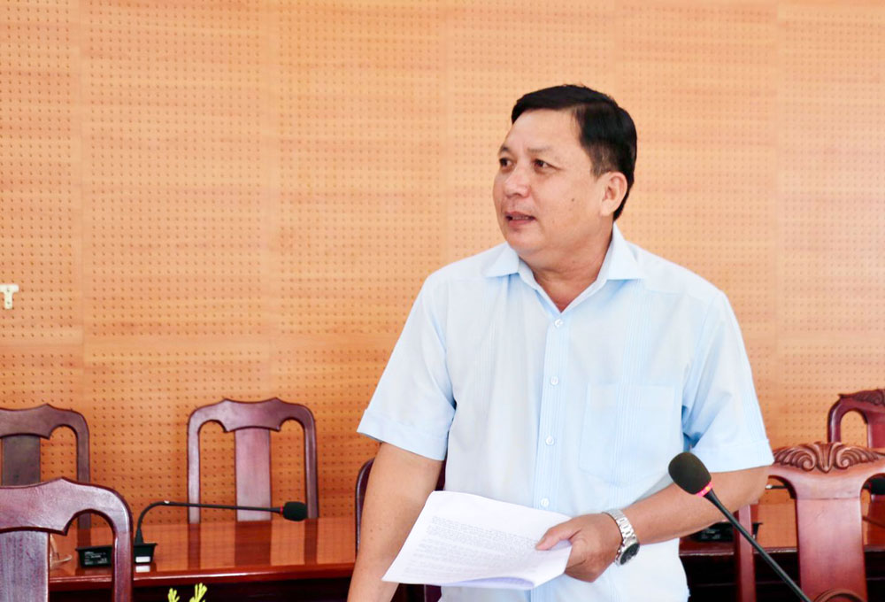 Đồng chí Trần Minh Đức- Phó Bí thư Thường trực Đảng ủy xã Long Hữu báo cáo kết quả chuẩn bị văn kiện.

