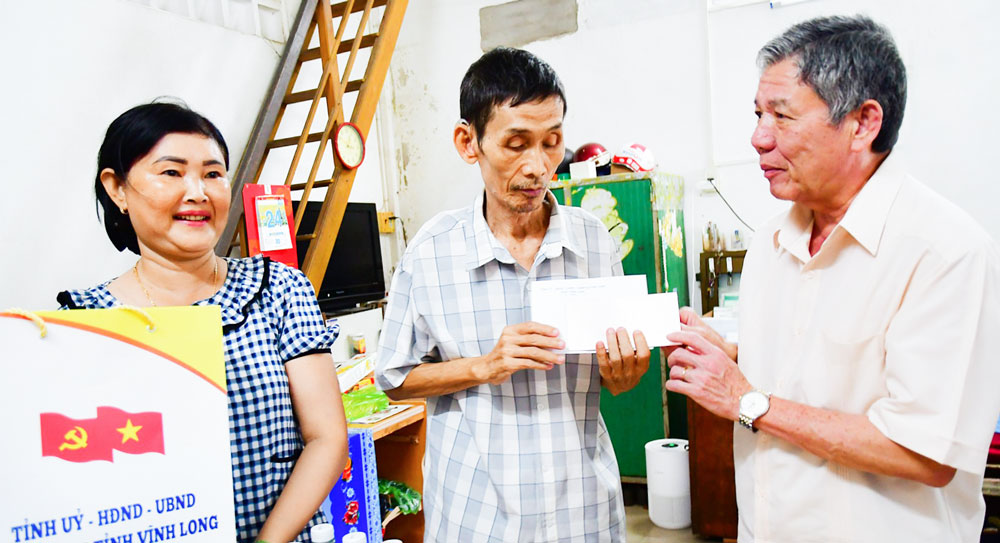 Bí thư Tỉnh ủy Ngô Chí Cường tặng quà cho thương binh Lưu Trí Thành (Khóm 2 - phường Trà Vinh). Ảnh: BÁ THI
