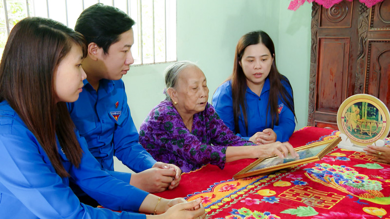 Đoàn viên thanh niên tỉnh Vĩnh Long đã phục hồi và trao tặng nhiều chân dung liệt sĩ, Mẹ Việt Nam anh hùng cho thân nhân. 