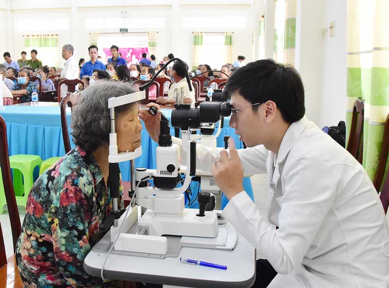 Các y- bác sĩ chuyên khoa mắt tham gia chương trình khám mắt cho người dân.