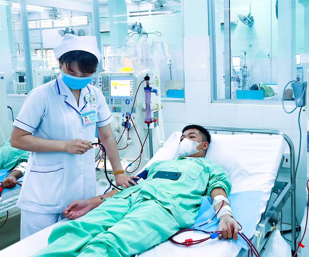 Nhân viên y tế, người bệnh, người chăm sóc và khách đến thăm đều phải tuân thủ các nguyên tắc phòng ngừa COVID-19 trong các cơ sở y tế.