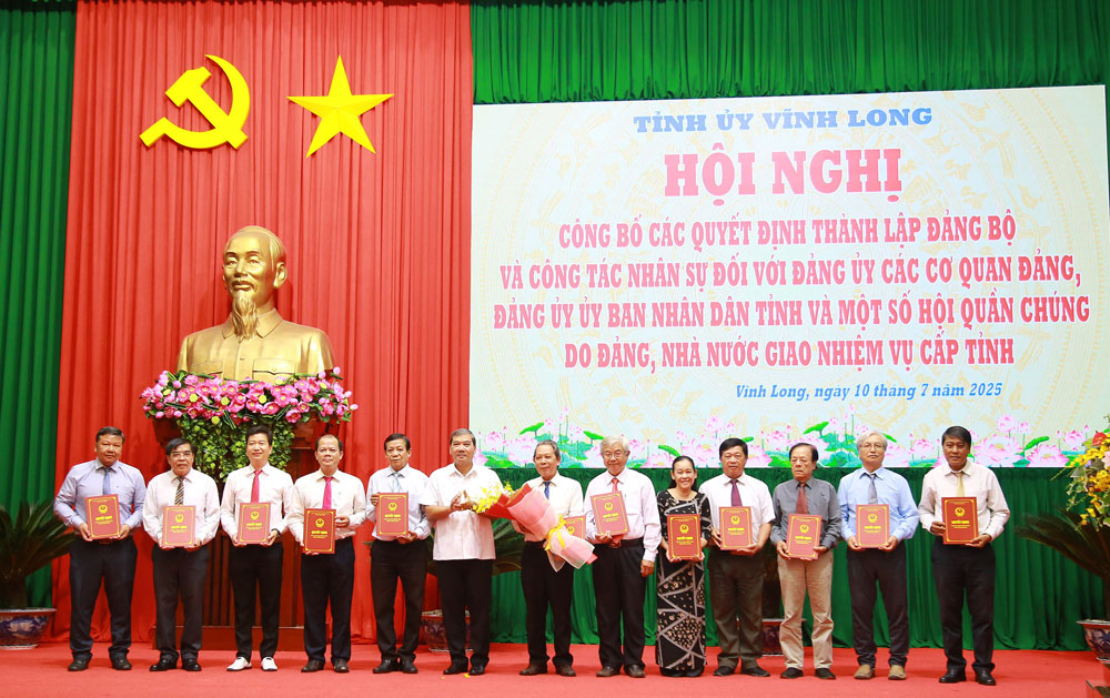 Phó Bí thư Tỉnh ủy- Kim Ngọc Thái trao quyết định cho Lãnh đạo Hội Văn học nghệ thuật tỉnh.