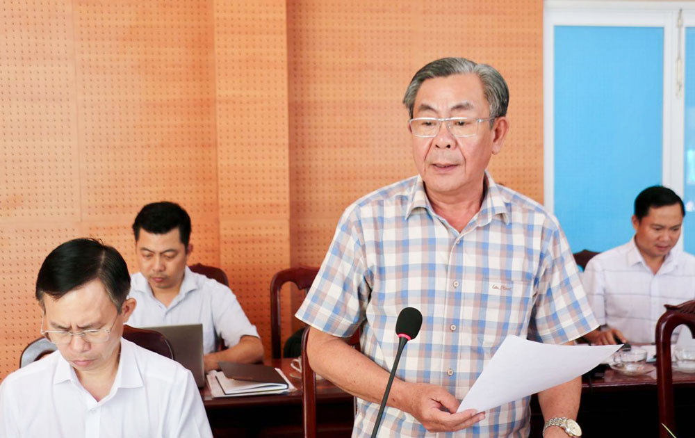 Đồng chí Lê Thanh Bình- Ủy viên Ban Thường vụ Tỉnh ủy, Phó Chủ tịch Uỷ ban MTTQ Việt Nam tỉnh đóng góp cho văn kiện các xã, phường.