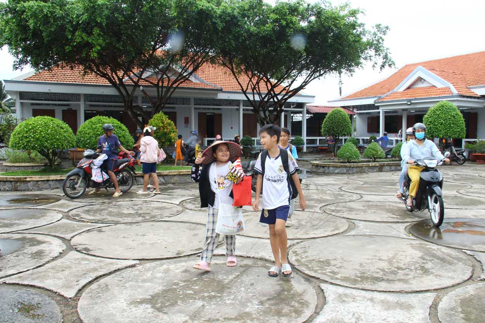 Giờ tan học rộn ràng- học sinh lớp học hè rời lớp sau buổi học tại điểm lớp xã Vĩnh Xuân.