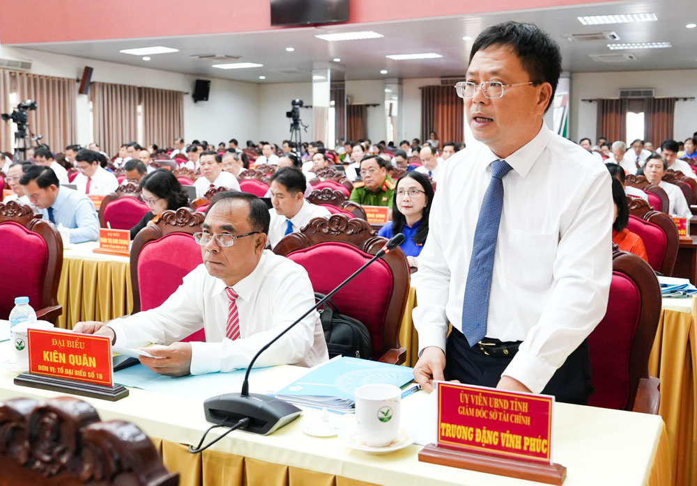 Ông Trương Đặng Vĩnh Phúc- Ủy viên Ban Thường vụ Tỉnh ủy, Giám đốc Sở Tài chính giải trình làm rõ các vấn đề đại biểu quan tâm thảo luận.