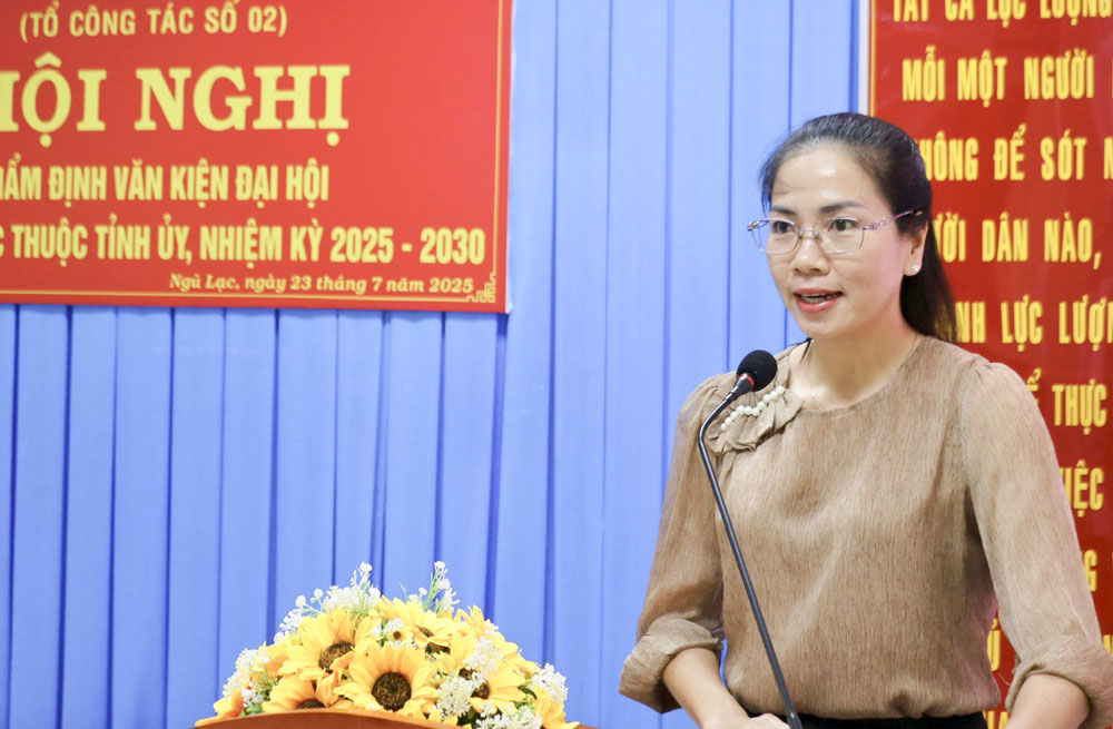 Đồng chí Kiên Thị Minh Nguyệt- Tỉnh ủy viên, Phó trưởng Ban Thường trực Ban Tuyên giáo và Dân vận Tỉnh ủy góp ý về bố cục văn kiện của các xã.