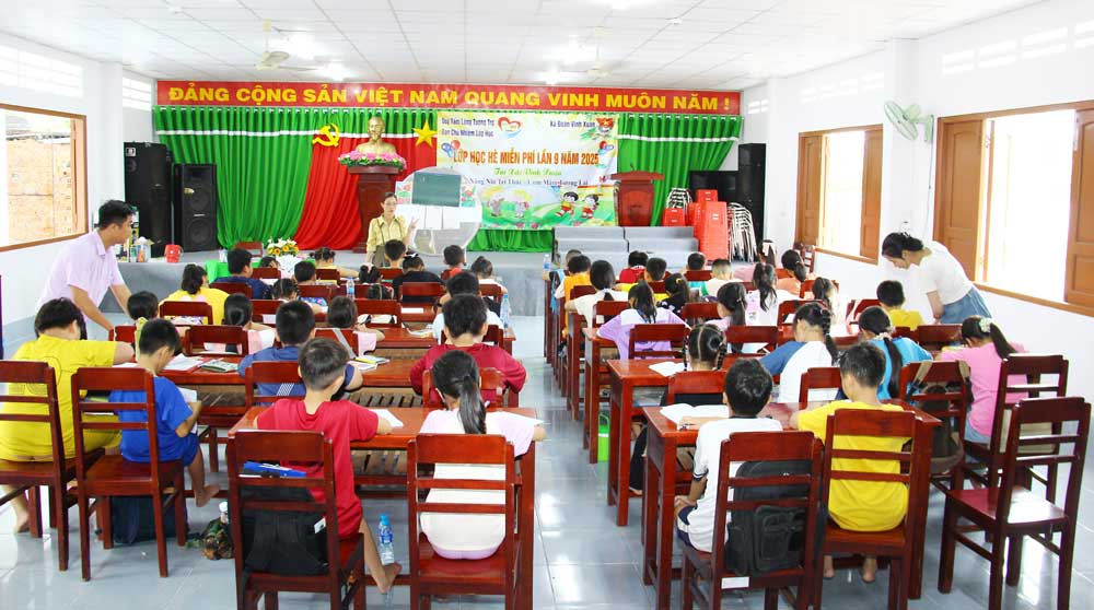 Thầy cô tận tình, học sinh chăm chú- các em học sinh được giáo viên hướng dẫn kỹ năng rèn chữ trong không gian học tập thân thiện, gần gũi.