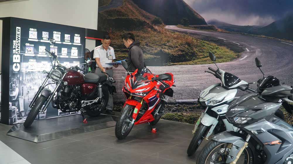 Khách hàng tham quan, mua sắm tại hệ thống xe máy Tân Thành 3 (phường Long Châu).
