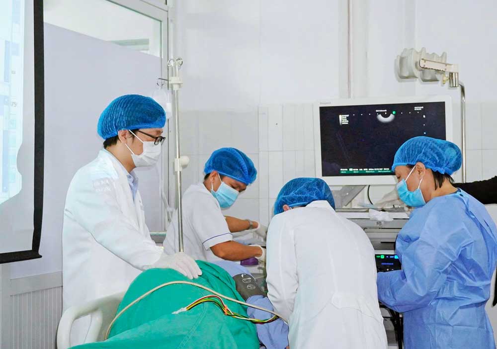 Thực hiện ca thị phạm nội soi siêu âm trên nữ bệnh nhân (Vĩnh Long) bị khối u bóng Vater.