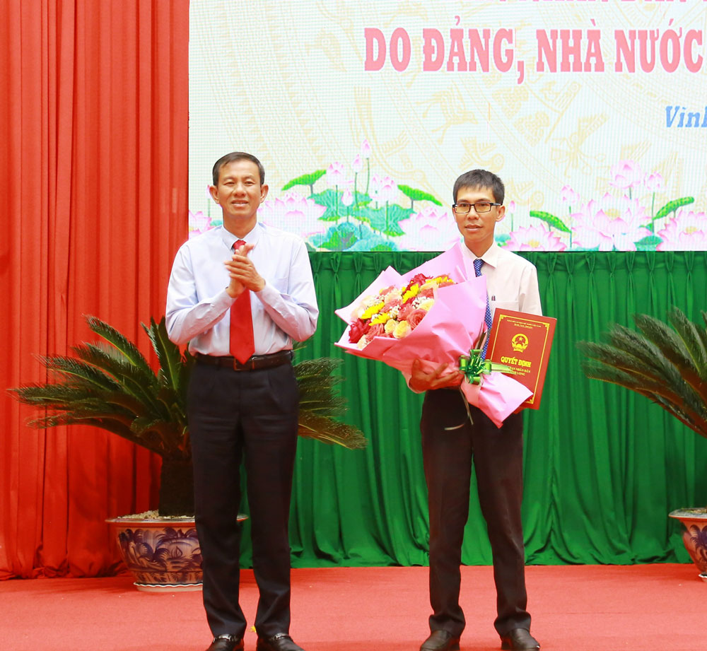 Đồng chí Đặng Văn Chính- Ủy viên Thường vụ Tỉnh ủy, Phó Chủ tịch Thường trực UBND tỉnh trao quyết định cho đồng chí Phan Chí Cường, giữ chức vụ Phó Giám đốc Ban Quản lý dự án Giao thông tỉnh.