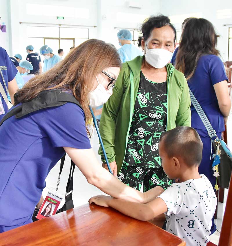 Bé Thạch Nguyễn Hoàng Anh (4 tuổi) cháu bà Thạch Thị Hạnh (xã Cầu Ngang) được khám sàng lọc tim.