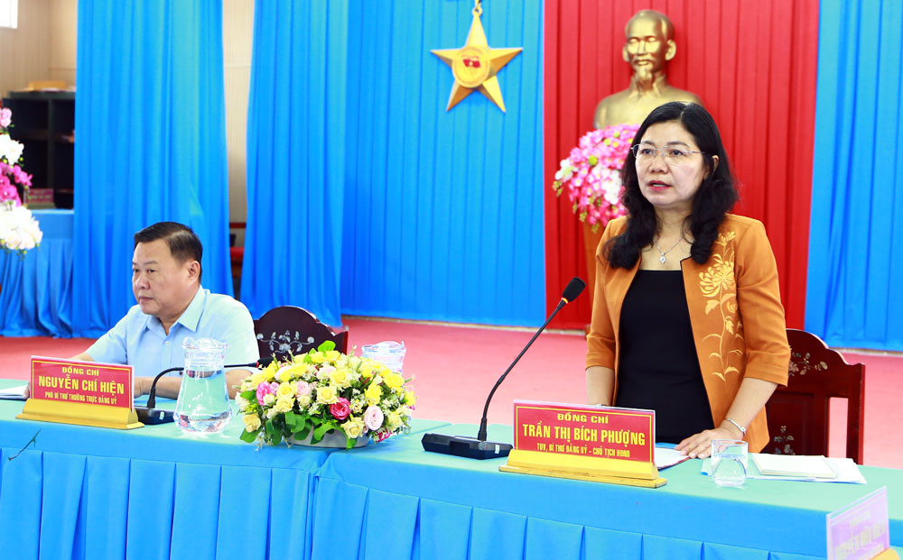 Đồng chí Trần Thị Bích Phượng- Tỉnh ủy viên, Bí thư Đảng ủy xã phát biểu chỉ đạo tại buổi làm việc.