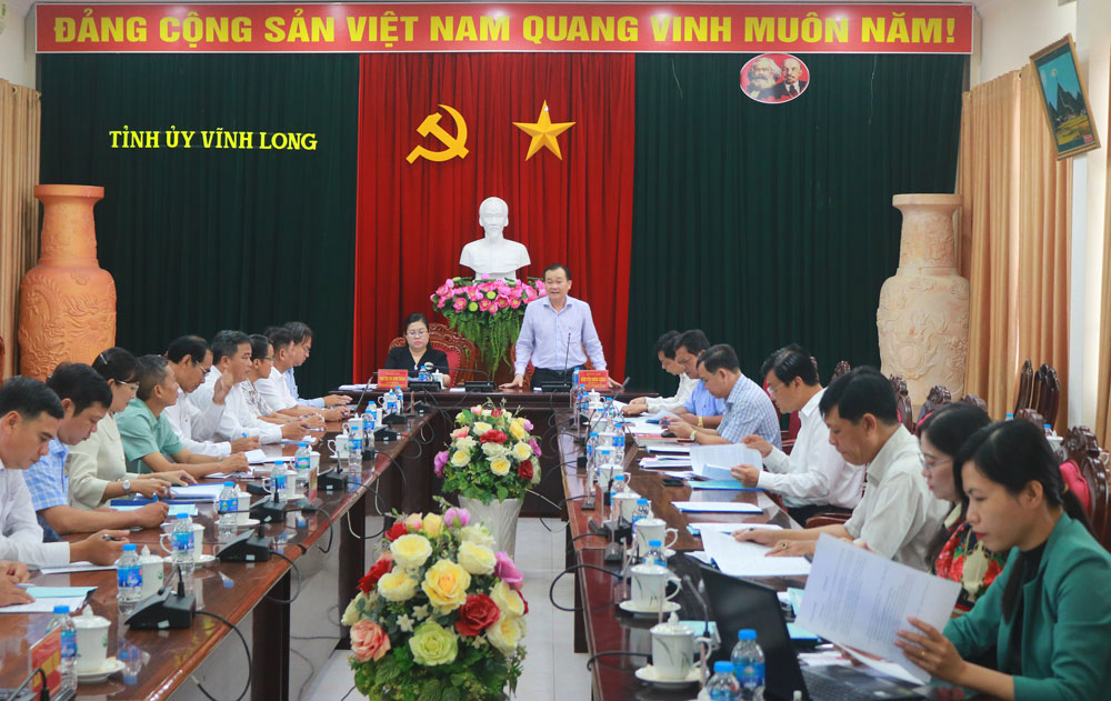 Đồng chí Nguyễn Minh Dũng- Phó Bí thư Tỉnh ủy, Chủ tịch HĐND tỉnh phát biểu tại hội nghị thẩm định văn kiện đại hội đối với Đảng bộ các xã Trung Ngãi, Quới An, Quới Thiện.

