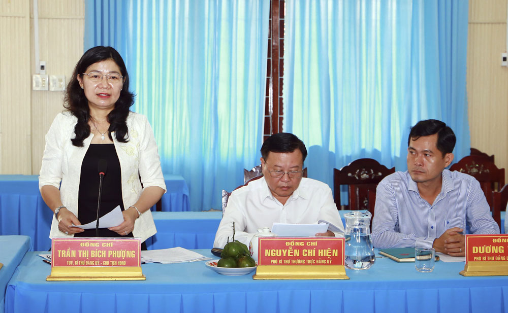 Đồng chí Trần Thị Bích Phượng- Tỉnh ủy viên, Bí thư Đảng ủy xã Càng Long phát biểu tại buổi làm việc.