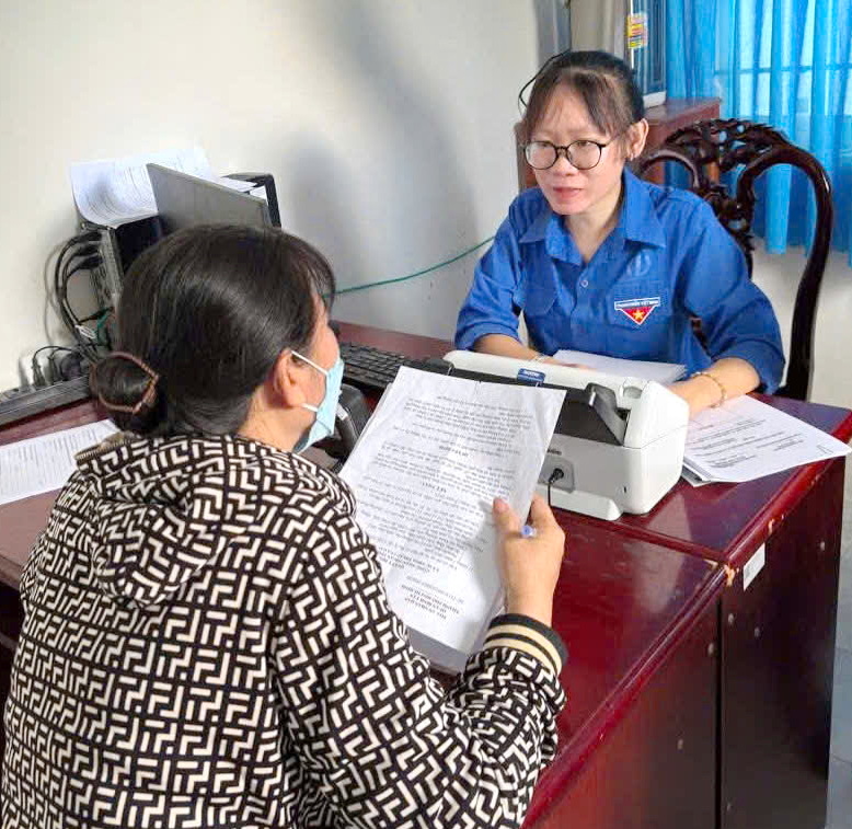 Đoàn viên, thanh niên xã Ba Tri hỗ trợ người dân thực hiện thủ tục hành chính. Ảnh: THANH ĐỒNG
